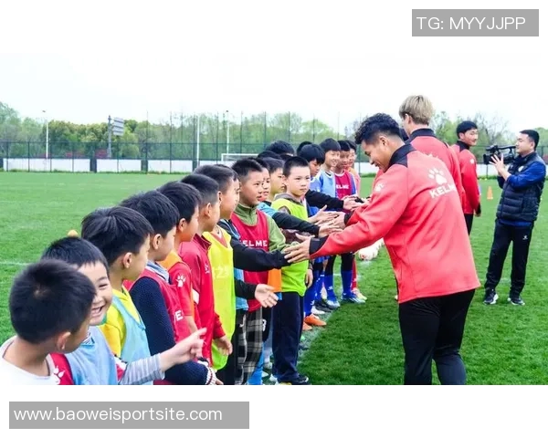 文班受伤期间积极参与球迷组织助威训练效仿欧洲足球精神