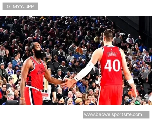 兰德尔半场表现稳定12投4中贡献13分5篮板1助攻状态回暖助力球队奋战